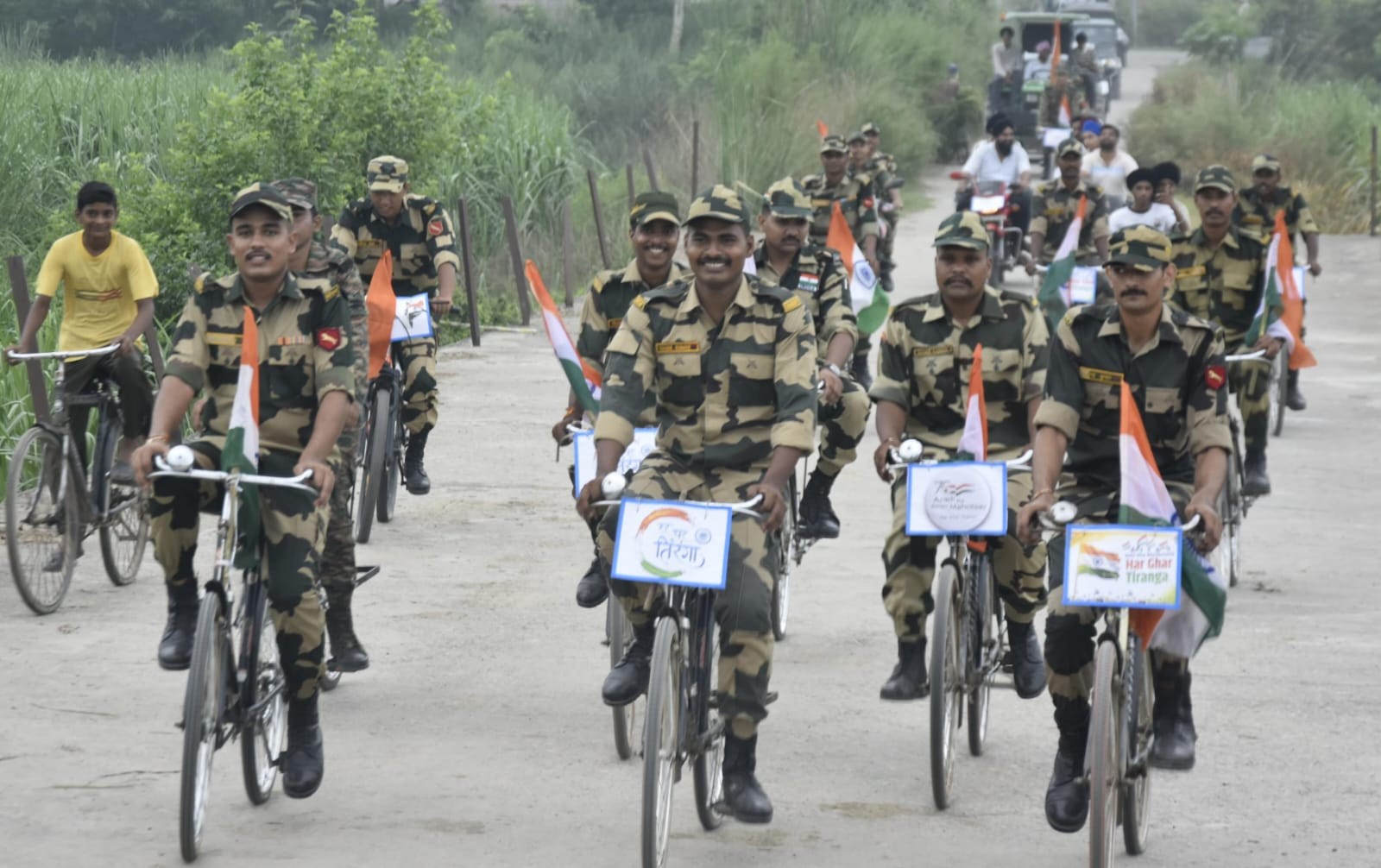 पंजाब के सीमावर्ती जिलाें में तिरंगा यात्रा निकालते बीएसएफ के जवान