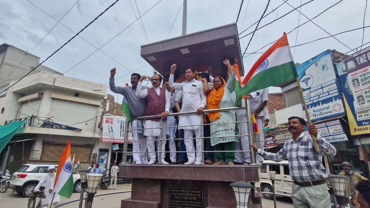 शहीद भगत सिंह की प्रतिमा पर माल्यार्पण करने के बाद तिरंगा यात्रा को रवाना करते यतिंद्र सिंह एडवोकेट।