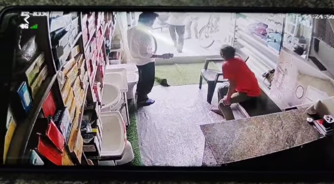 दुकान के भीतर फायरिंग के बाद अफरातफरी की तस्वीर, जो सीसीटीवी कैमरे में कैद हुई।