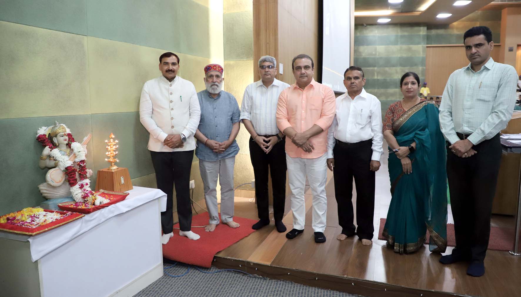 विचार गोष्ठी का उद्घाटन करते मुख्यातिथि प्रो. कुलदीप चंद अग्निहोत्री, कुलपति प्रो. नरसी राम बिश्नोई एवं अन्य।