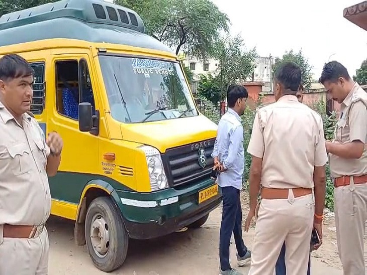 दाैसा में सकूल् वाहनाें की जांच करती पुलिस टीम