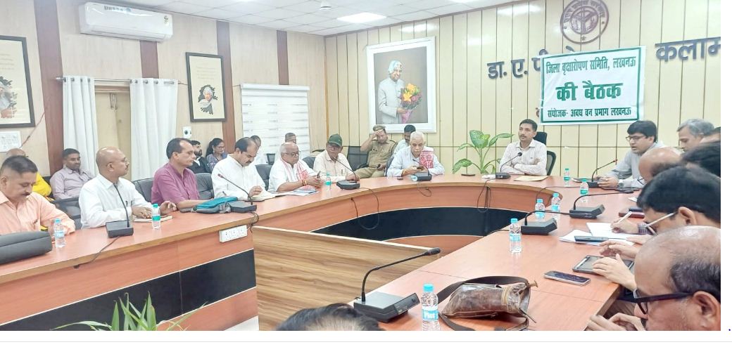 कलेक्ट्रेट सभागार में जिलाधिकारी के साथ बैठक करते लोकभारती के कार्यकर्ता