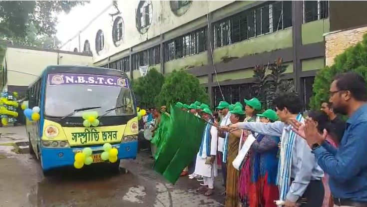 संप्रीति भ्रमण बस सेवा को झंडा दिखाते जिला प्रशासन