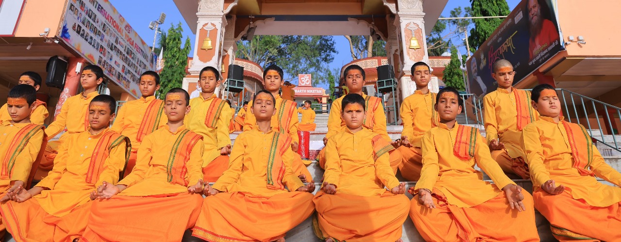 परमार्थ निकेतन के युवा का चित्र।