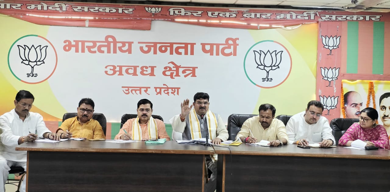 बैठक करते धर्मपाल सिंह