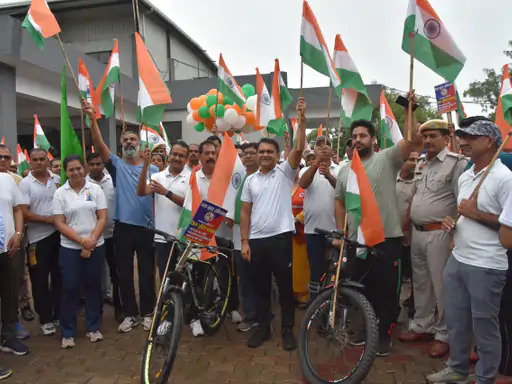 यात्रा के दौरान तिरंगा लहराते हुए डीसी, एसपी व अन्य।