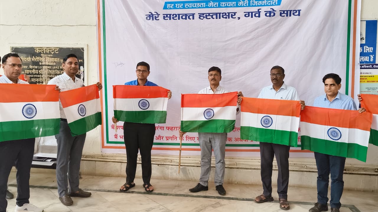 दाैसा कलेक्ट्रेट में हस्ताक्षर अभियान के दौरान कलेक्टर देवेन्द्र कुमार व अन्य अधिकारी
