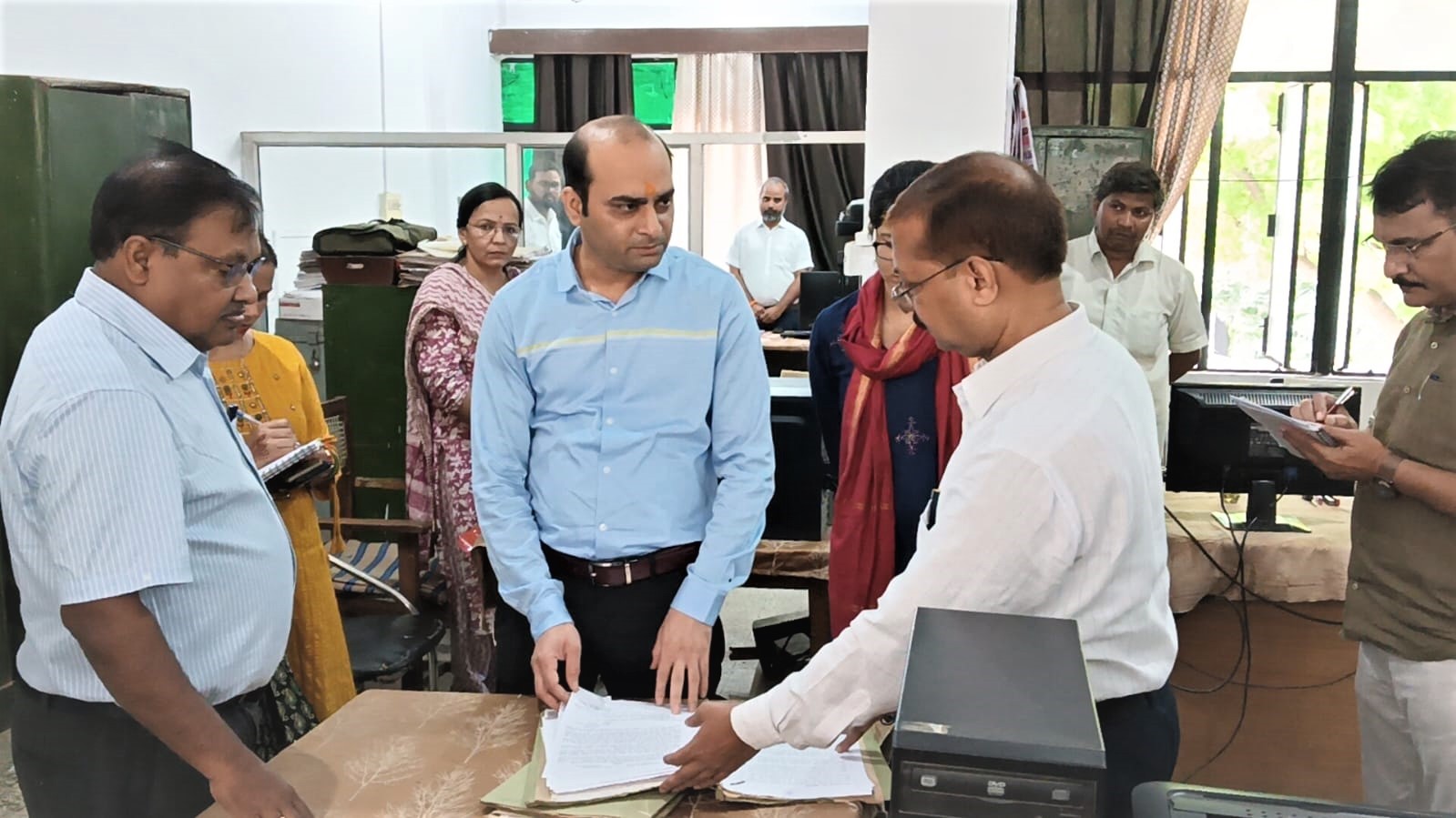 विकास भवन में स्थित कार्यालय का निरीक्षण करते हुए जिलाधिकारी