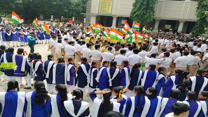 बच्चों ने निकाली भव्य रैली