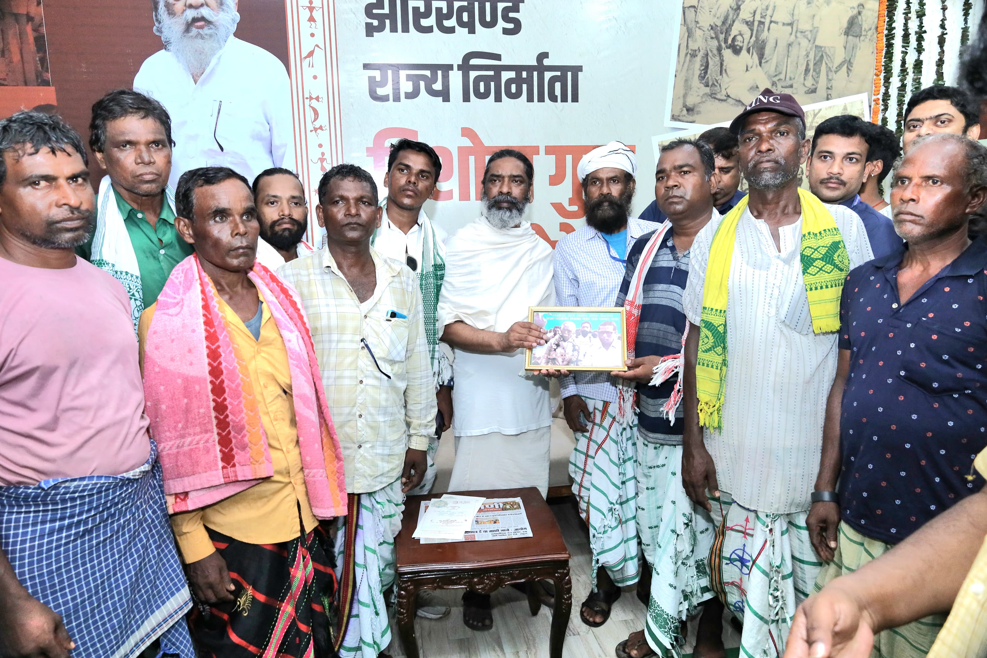 मुख्यमंत्री से मिलकर संवेदना व्यक्त करते लोग