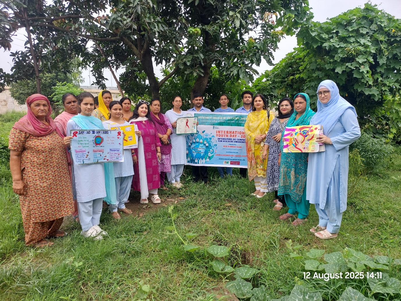 रेड रिबन क्लब ने अंतरराष्ट्रीय युवा दिवस पर ग्रामीणों को एचआईवी/एड्स के प्रति किया जागरूक
