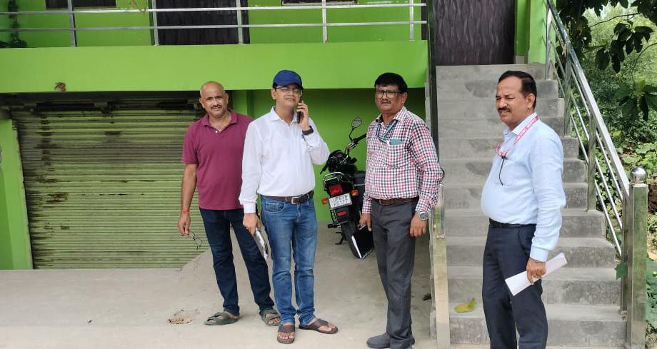 जमालपुर के ग्राम पंचायत सिकंदरपुर में अवैध रूप से संचालित अस्पताल का जांच करती स्वास्थ्य विभाग की  टीम