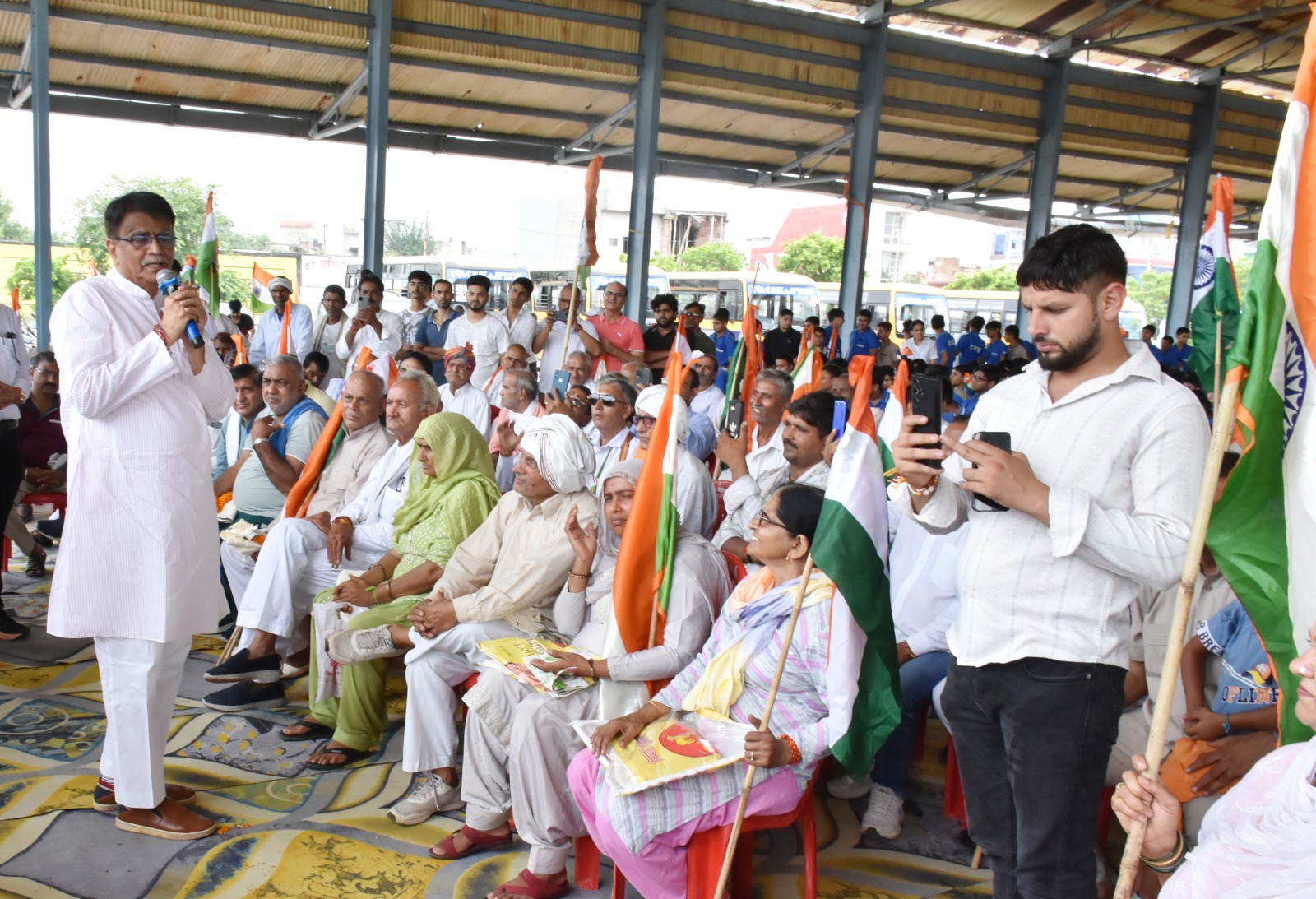 झज्जर में तिरंगा यात्रा के अवसर पर हुई जनसभा को संबोधित करते भाजपा नेता ओम प्रकाश  धनखड़।