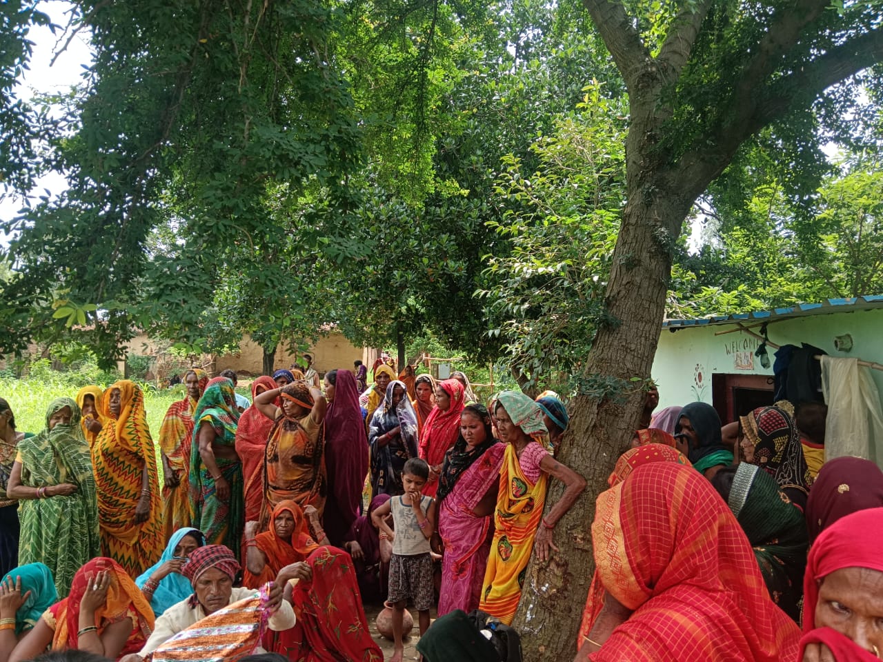 विवाहिता की मौत के बाद जुटी ग्रामीणों की भीड़।