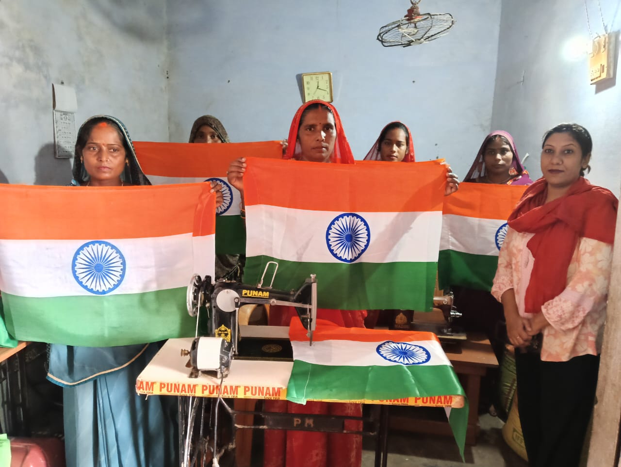 तिरंगा तैयार कर रही महिलाए