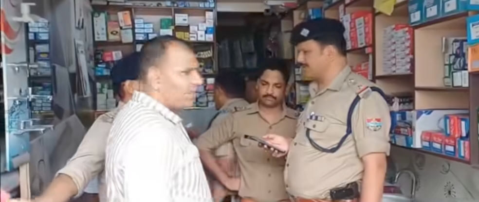 गंगनहर थाने के प्रभारी आर.के. सकलानी घटना स्थल पर मौजूद दुकानदार से पूछताछ करते हुए।