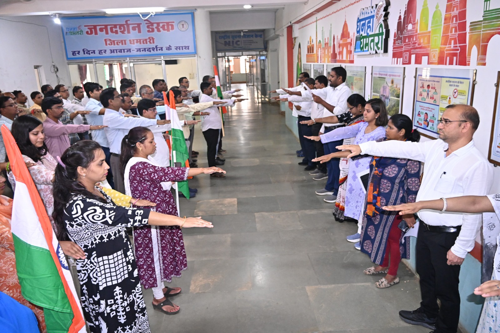 हर घर तिरंगा-हर घर स्वच्छता का उत्सव को लेकर शपथ लेते हुए जिले के अधिकारी-कर्मचारी।