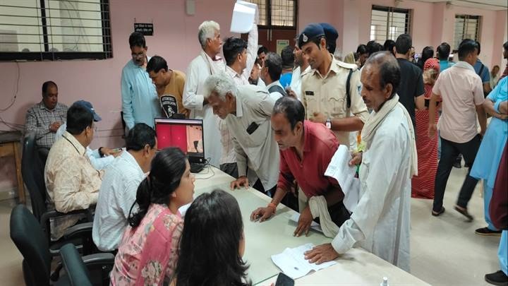ग्वालियरः कलेक्ट्रेट की जन-सुनवाई में 105 लोगों की हुई सुनवाई ग्वालियरः कलेक्ट्रेट की जन-सुनवाई में 105 लोगों की हुई सुनवाई