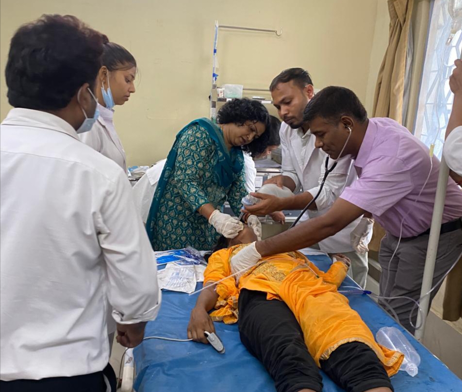इलाज करते चिकित्सक इलाज करते चिकित्सक