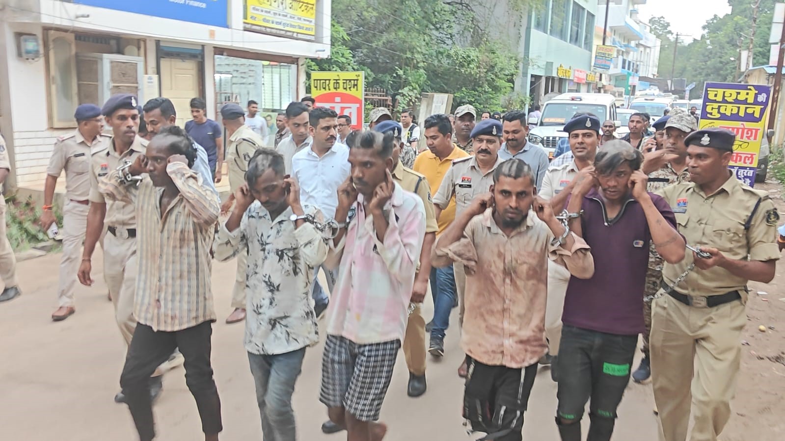 गिरफ्तार आरोपितों को अर्द्धमुंडन कर पुलिस ने इस तरह निकाला जुलूस।