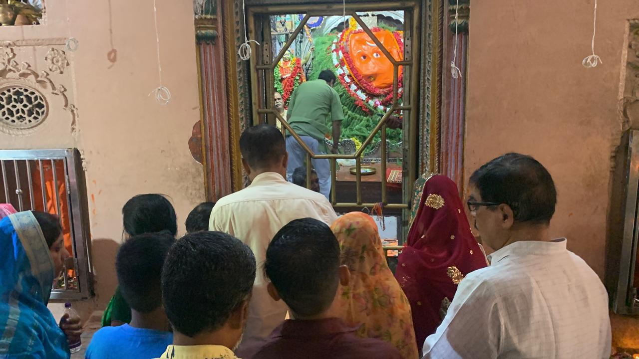 बड़ा गणेश दरबार में दर्शन पूजन करते श्रद्धालु