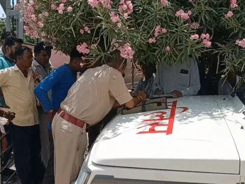 जांच करती पुलिस।