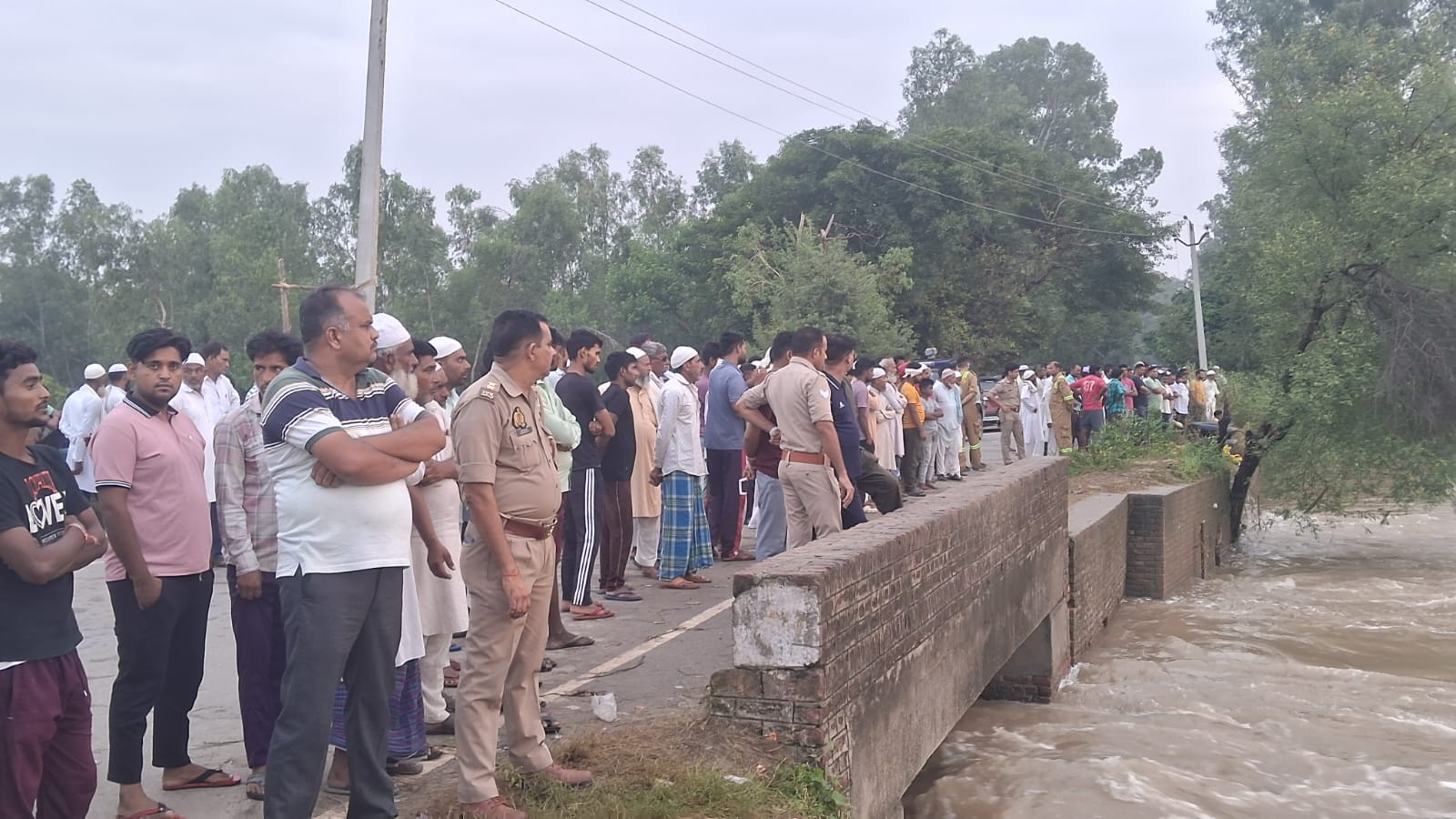 रामगंगा के पानी में बहे सिपाही मोनू के रेस्क्यू के दौरान जमा ग्रामीणों की भीड़।