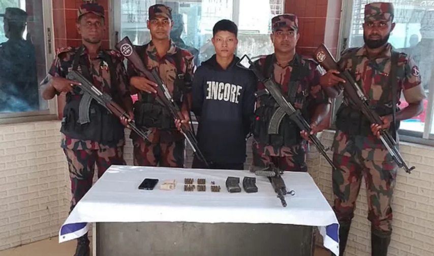 बॉर्डर गार्ड बांग्लादेश की हिरासत में अराकान आर्मी का जवान जिबोन टोनचोंग्या। फोटो-ढाका ट्रिब्यून