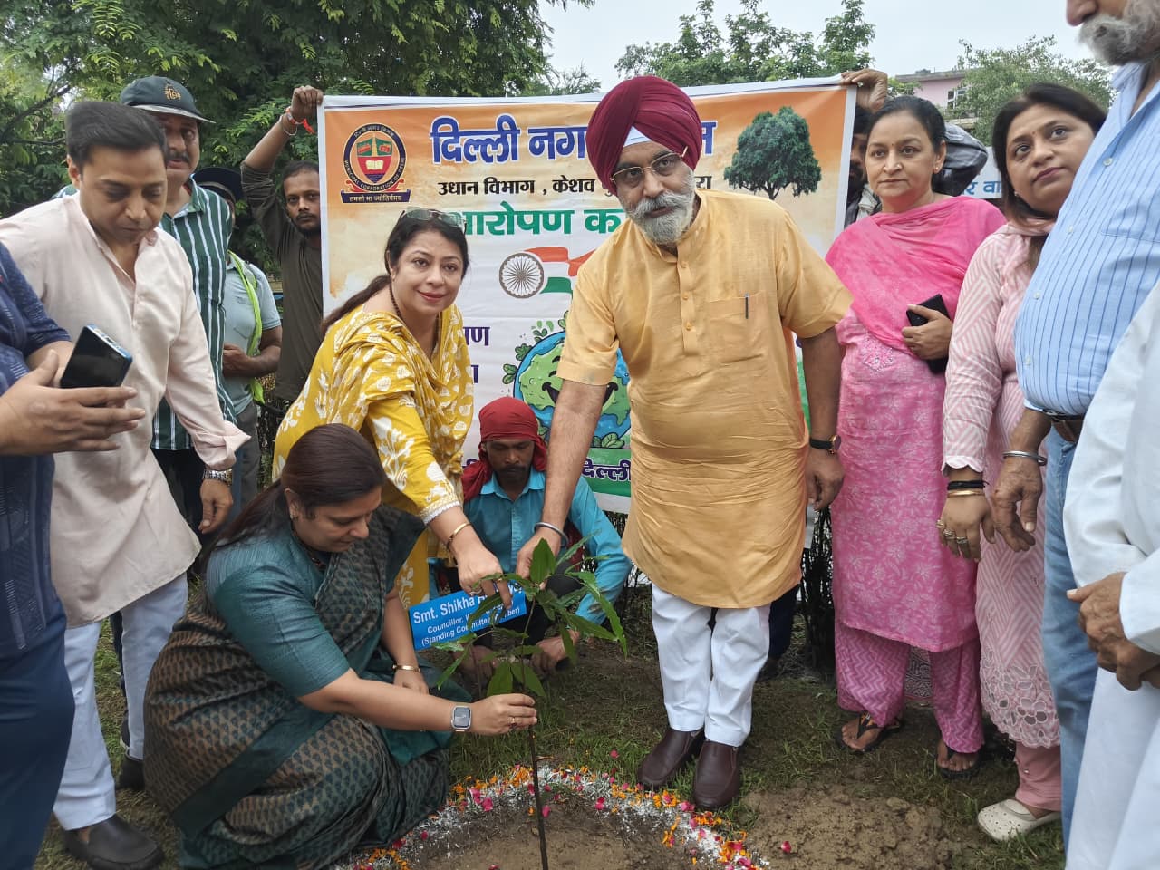 दिल्ली के महापौर राजा इकबाल सिंह पौधारोपण करते हुए।