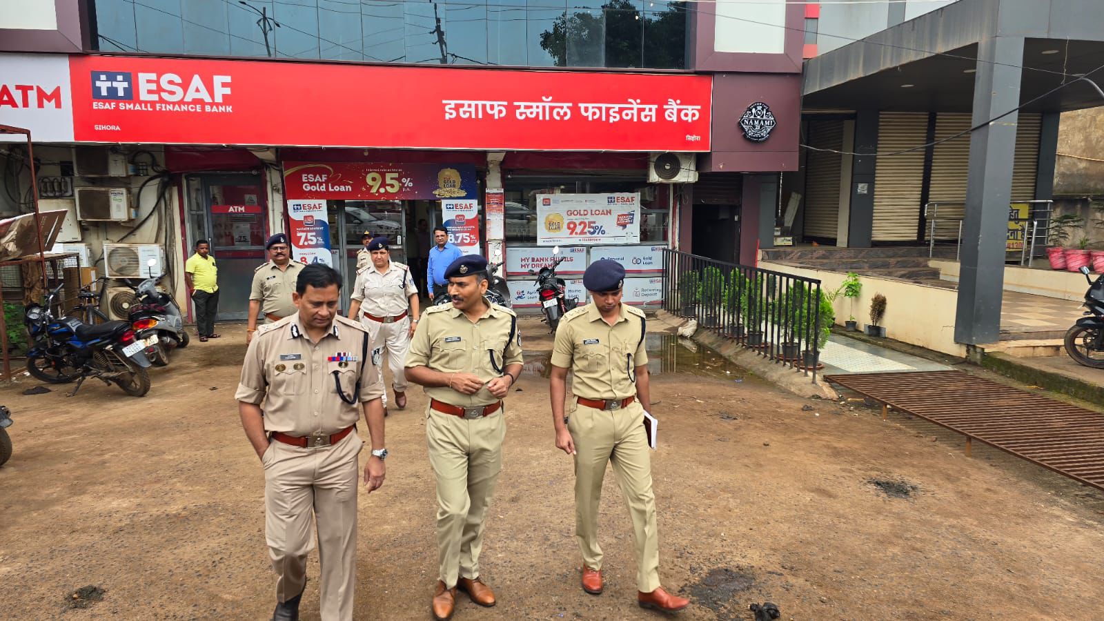 14 करोड़ के सोने लुटेरों की तलाश में जुटी 15 थानों की पुलिस, आईजी एसपी मौके पर 14 करोड़ के सोने लुटेरों की तलाश में जुटी 15 थानों की पुलिस, आईजी एसपी मौके पर