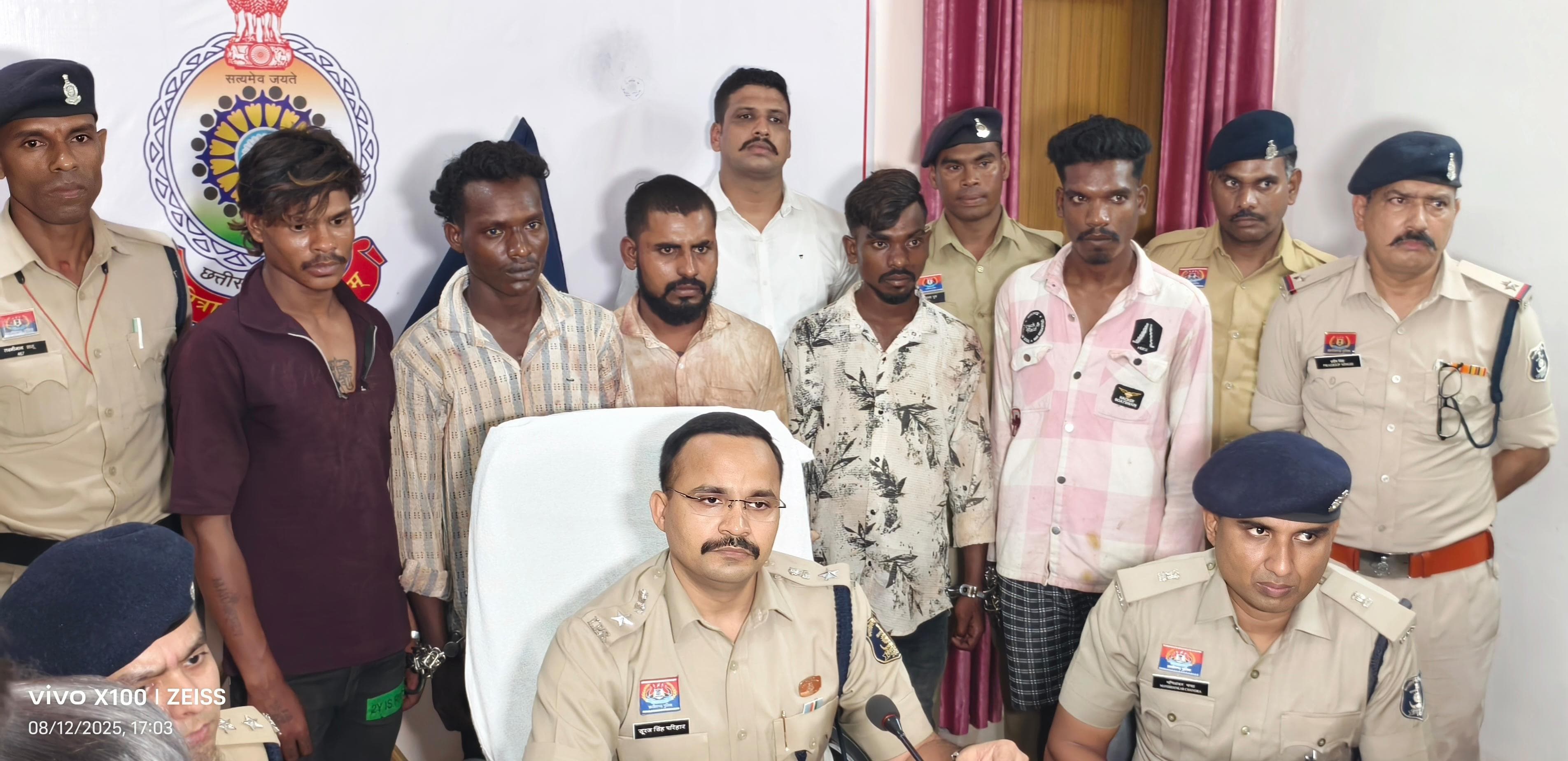 पुलिस हिरासत में सभी गिरफ्तार आरोपित पुलिस अधिकारियों के समक्ष हत्या करना स्वीकार करते हुए।