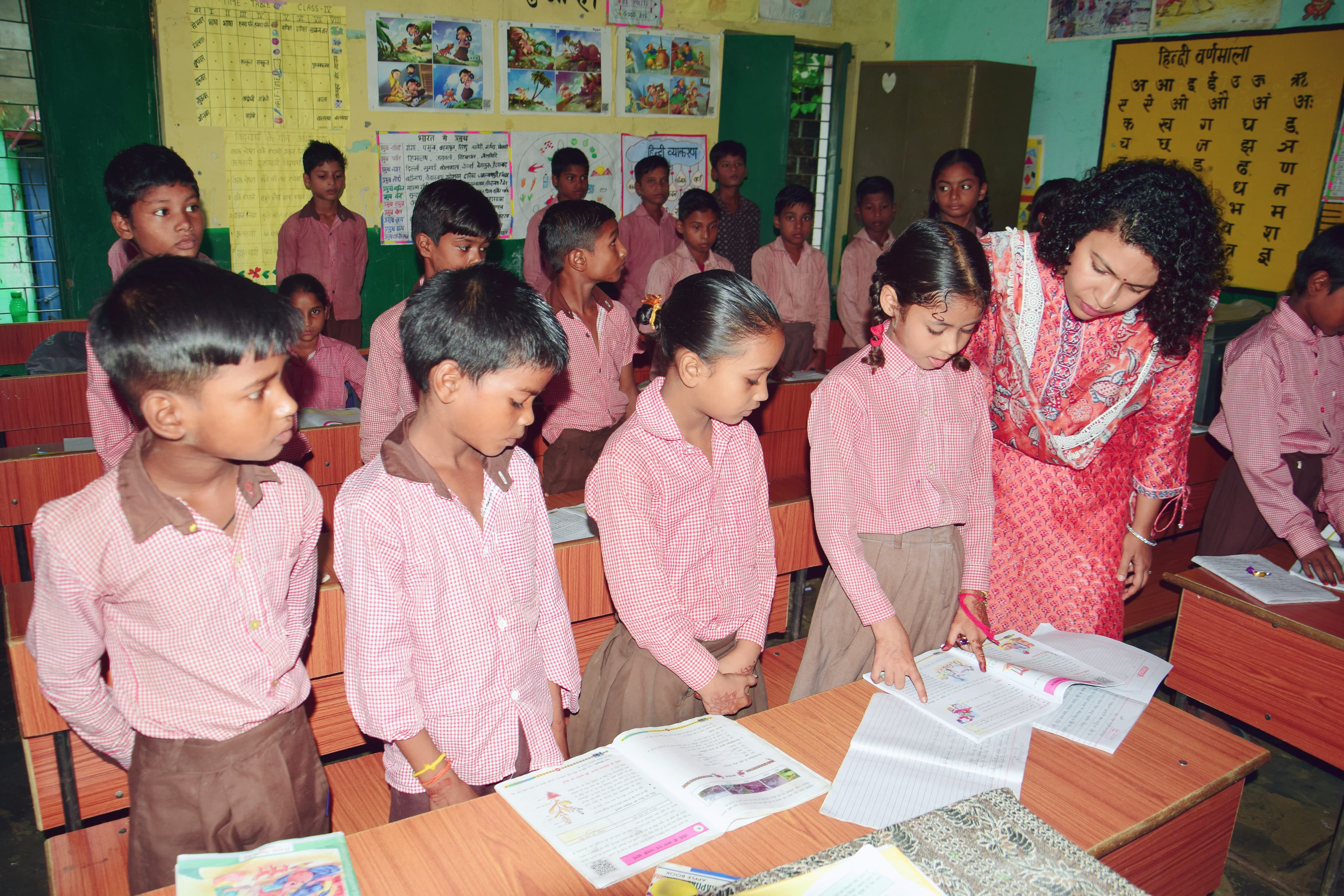 बच्चों से सवाल पूंछतीं डीएम दुर्गा शक्ति नागपाल
