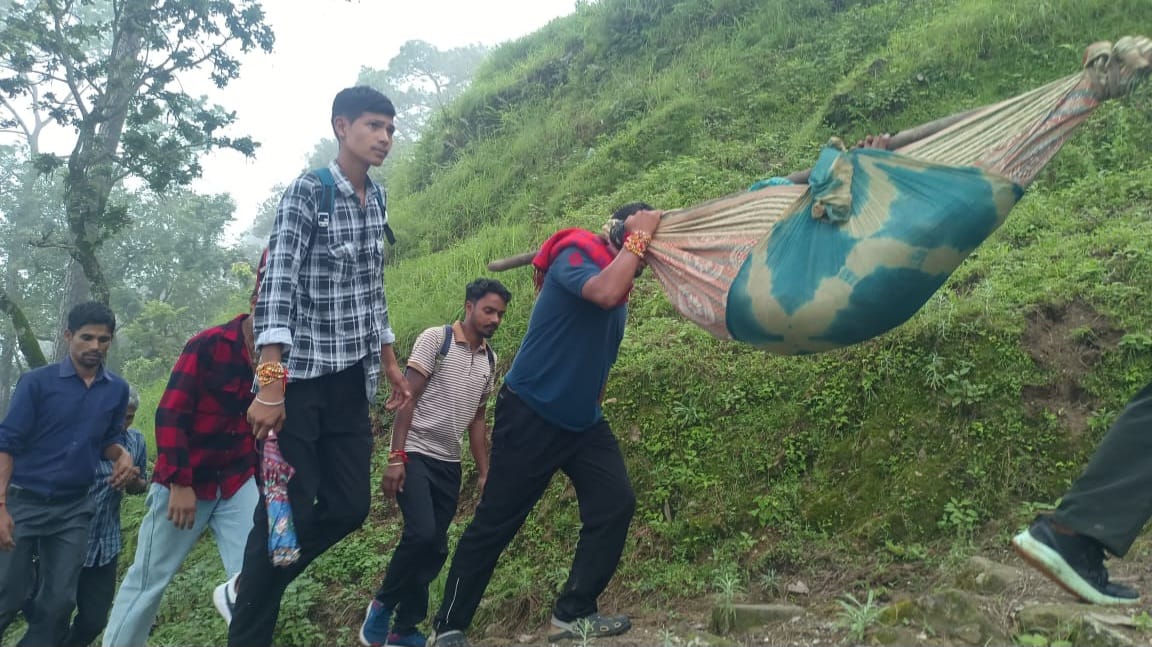 बीमार कलावती को डोली पर ले जाते ग्रामीण
