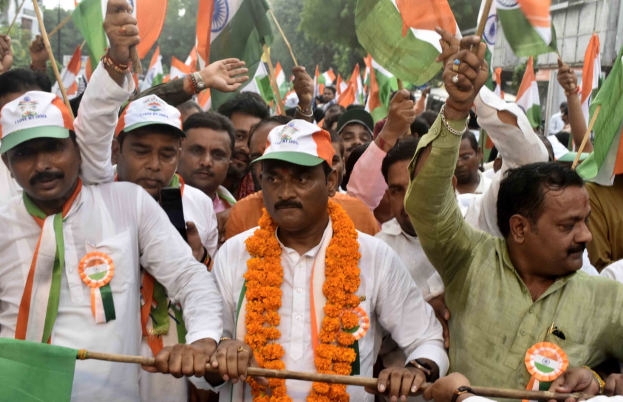प्रयागराज के सिविल लाइंस में भाजपा द्वारा निकाली गई तिरंगा यात्रा का छाया चित्र