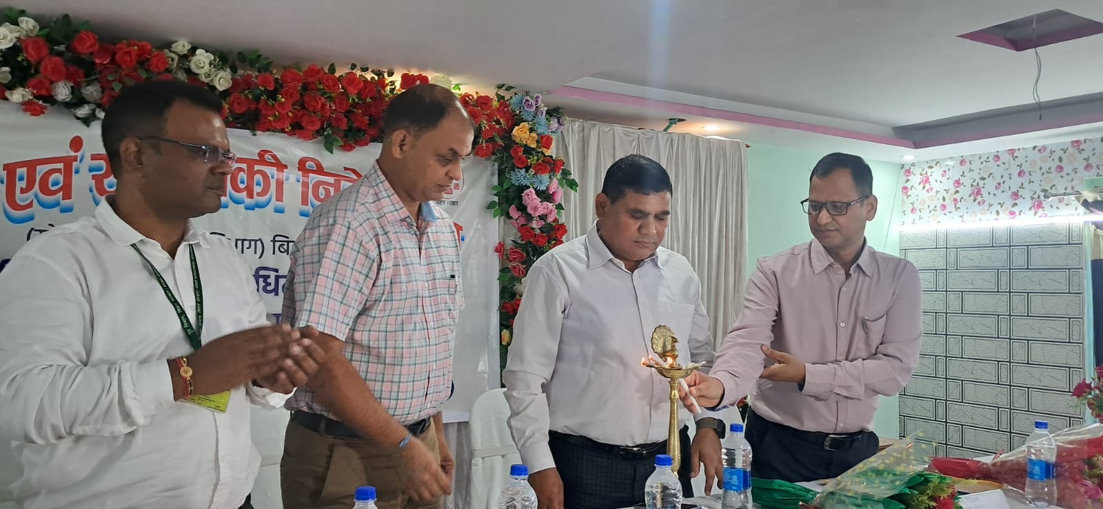 कार्यक्रम का शुभारंभ करते अधिकारी