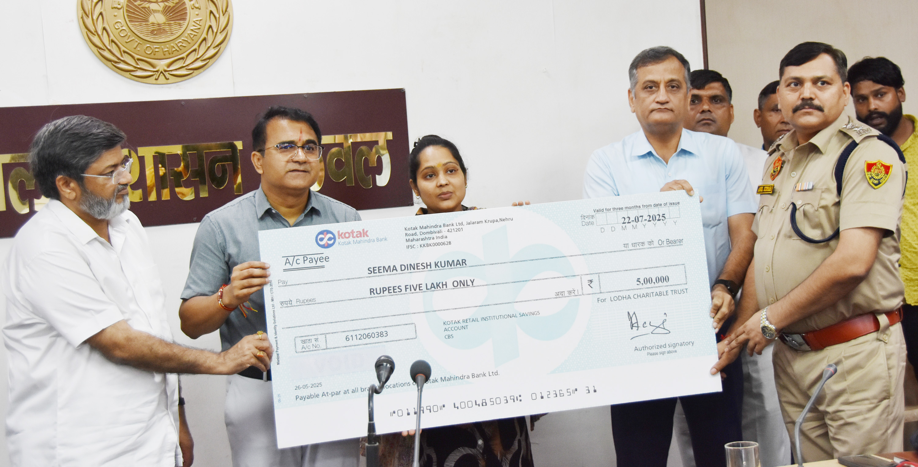 उपायुक्त ने शहीद दिनेश कुमार शर्मा की पत्नी सीमा को सौंपा 5 लाख की राशि का चैक