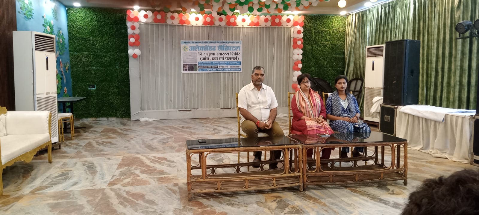 प्रयागराज के अलेक्जेन्टर हॉस्पिटल में नि:शुल्क स्वास्थ्य शिविर की जानकारी देते अस्पताल के प्रबंधक एवं डॉक्टर कीर्ति का छाया चित्र