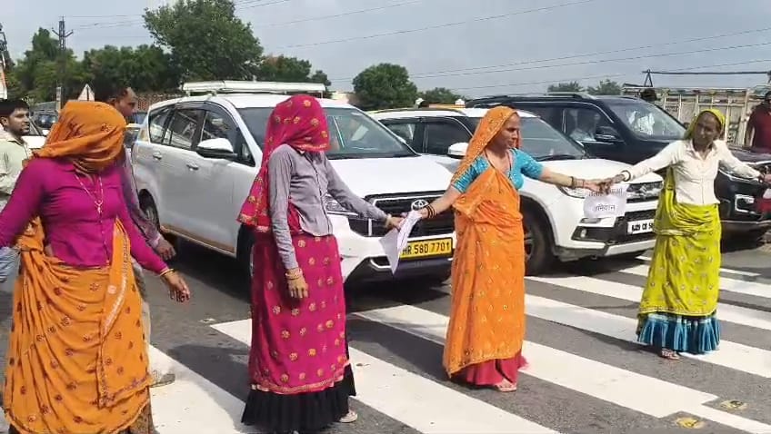 दौसा में महिलाओं ने हाइवे जाम कर दिया दौसा में महिलाओं ने हाइवे जाम कर दिया