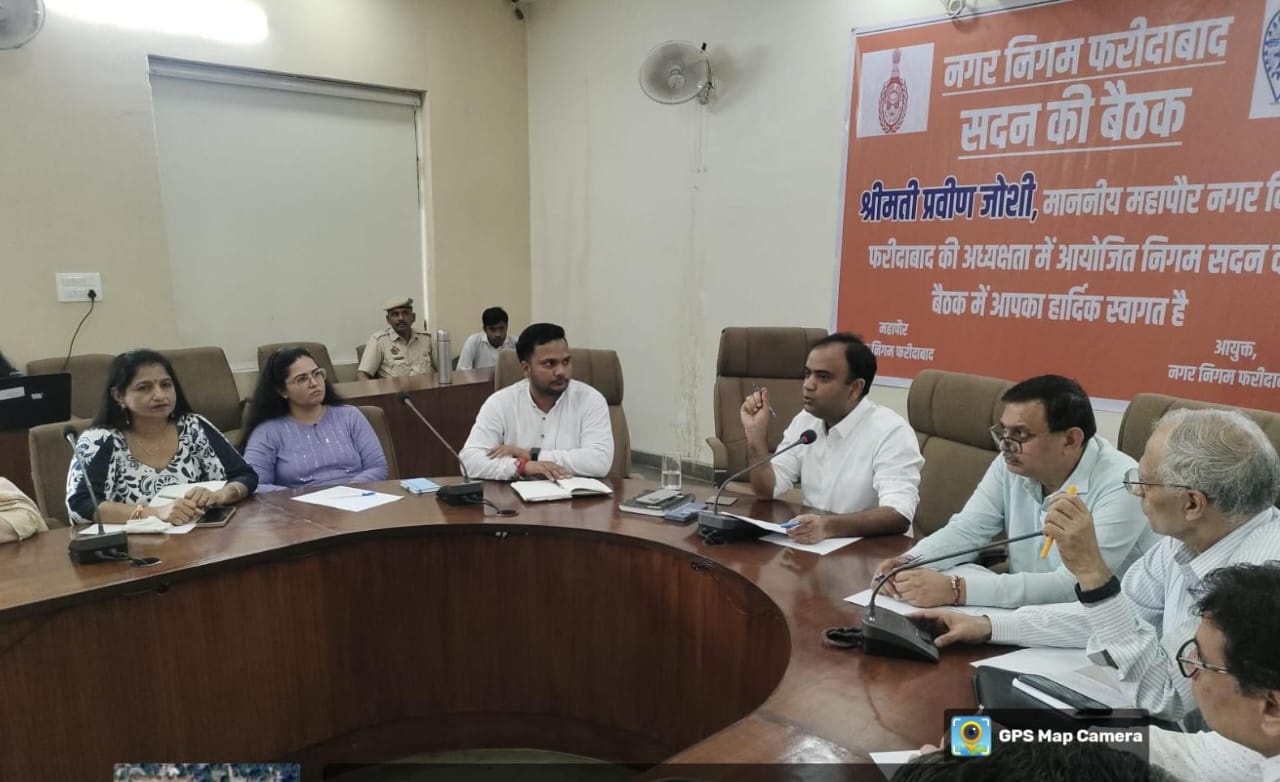 निगमायुक्त अधिकारियों की बैठक लेते हुए