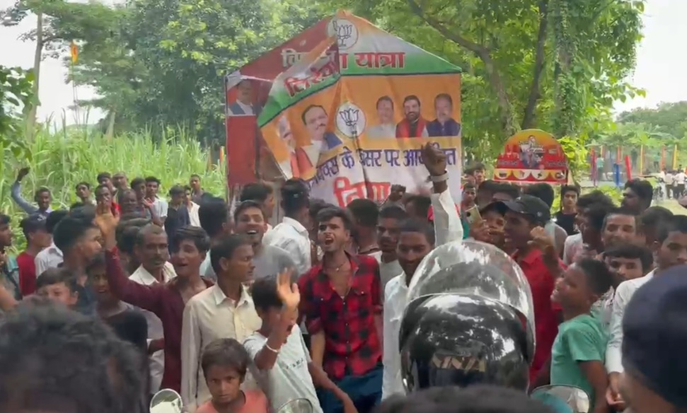 बवाल के दौरान फटा पोस्टर