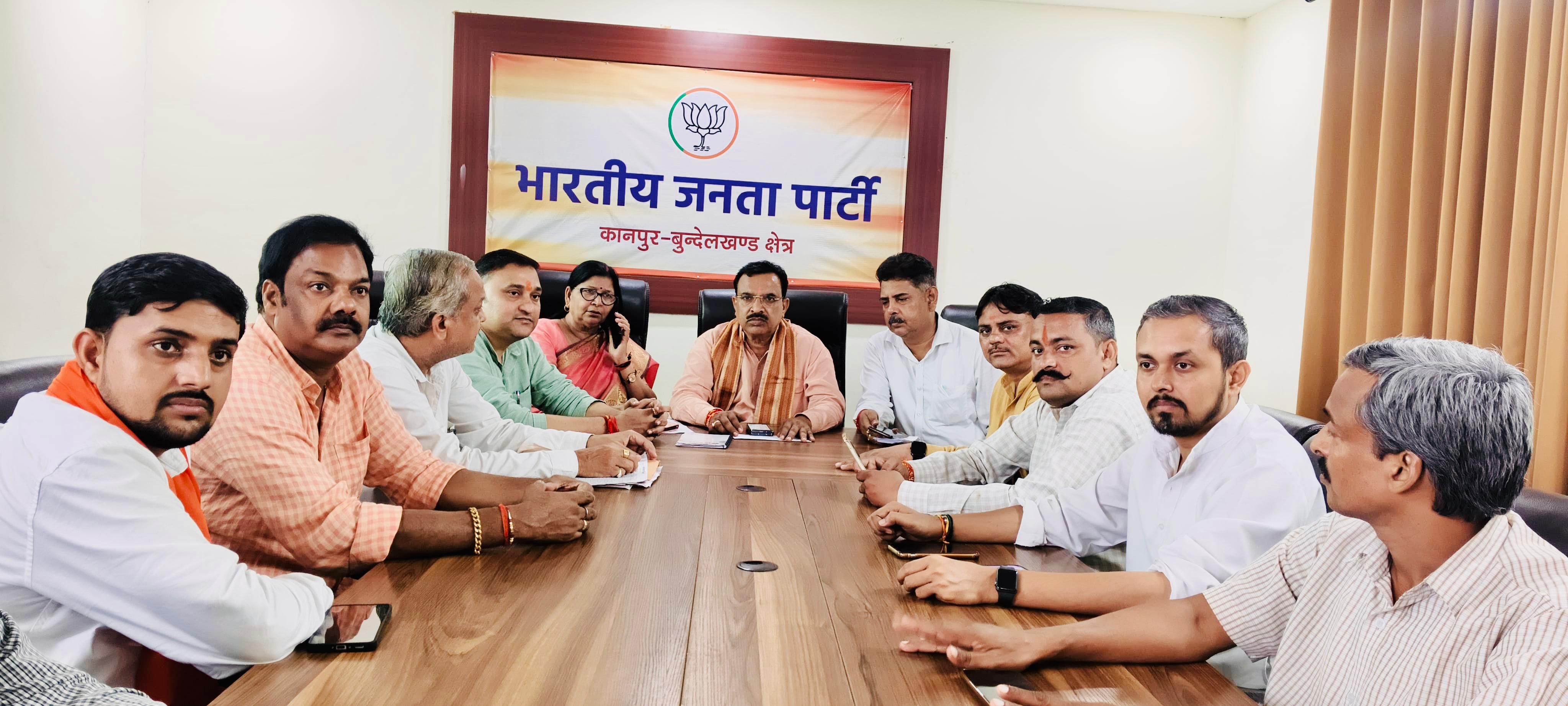बैठक के दौरान लिया गया छाया चित्र