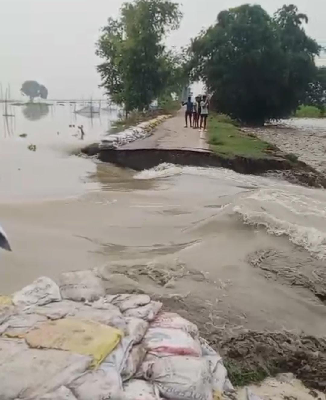 टूटा हुआ बांध टूटा हुआ बांध