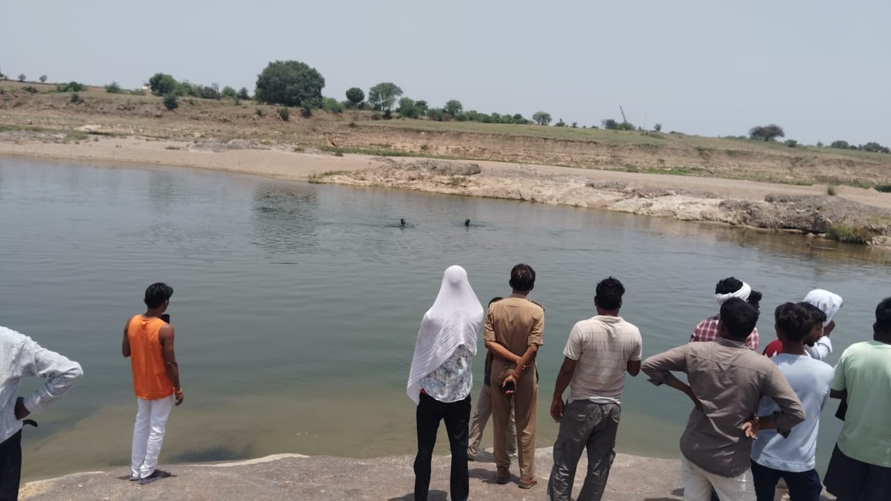 नदी पर मौजूद टीम