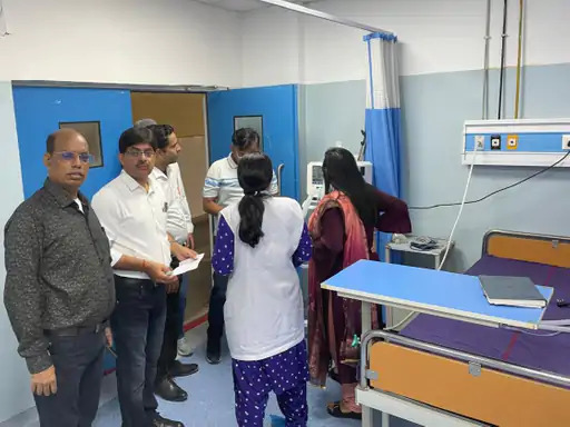सुविधाओं का जायजा लेते एसएमओ व अन्य अधिकारी।