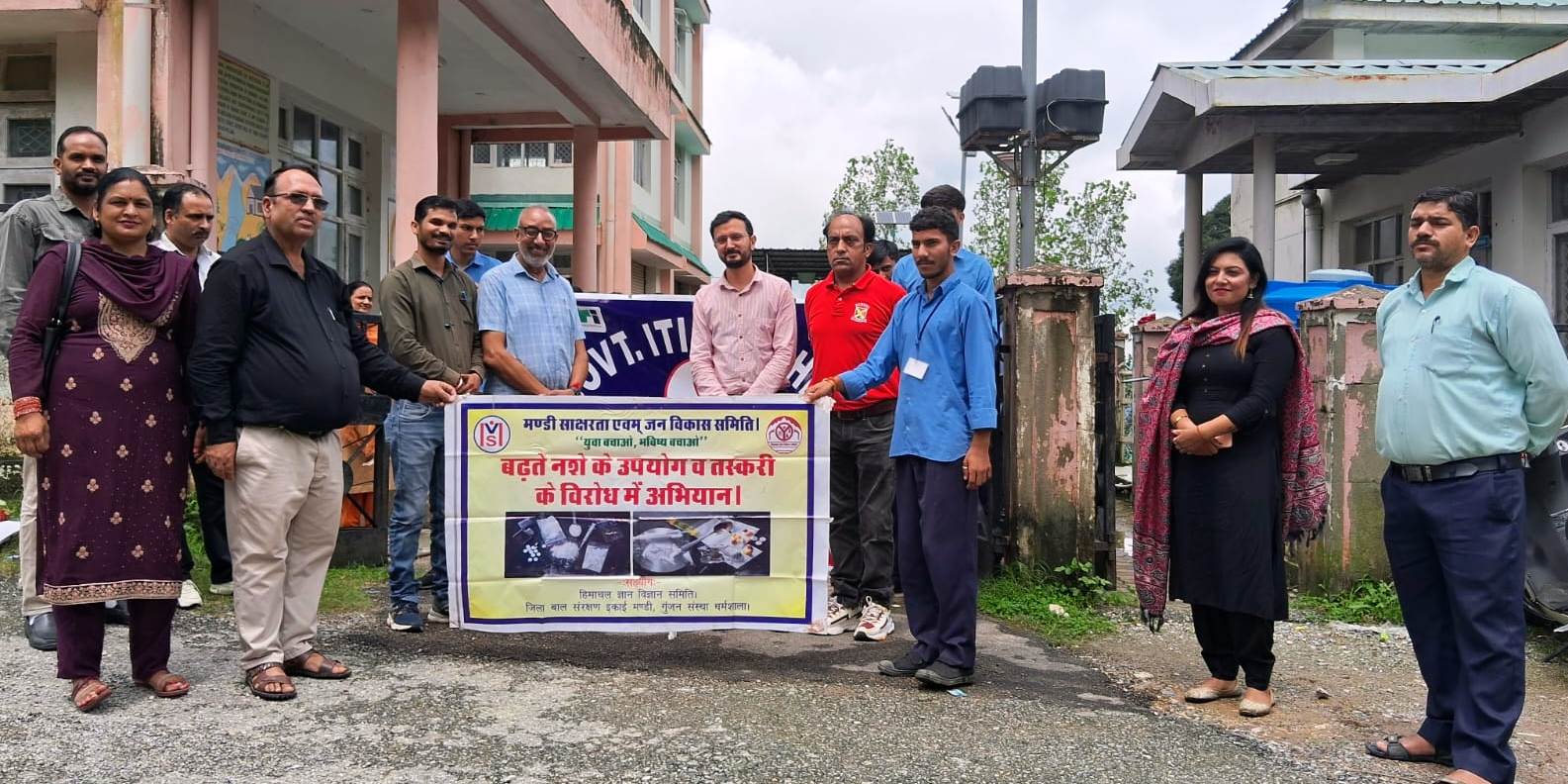 अंतर्राष्ट्रीय युवा दिवस के अवसर पर युवा बचाओ अभियान के दौरान।