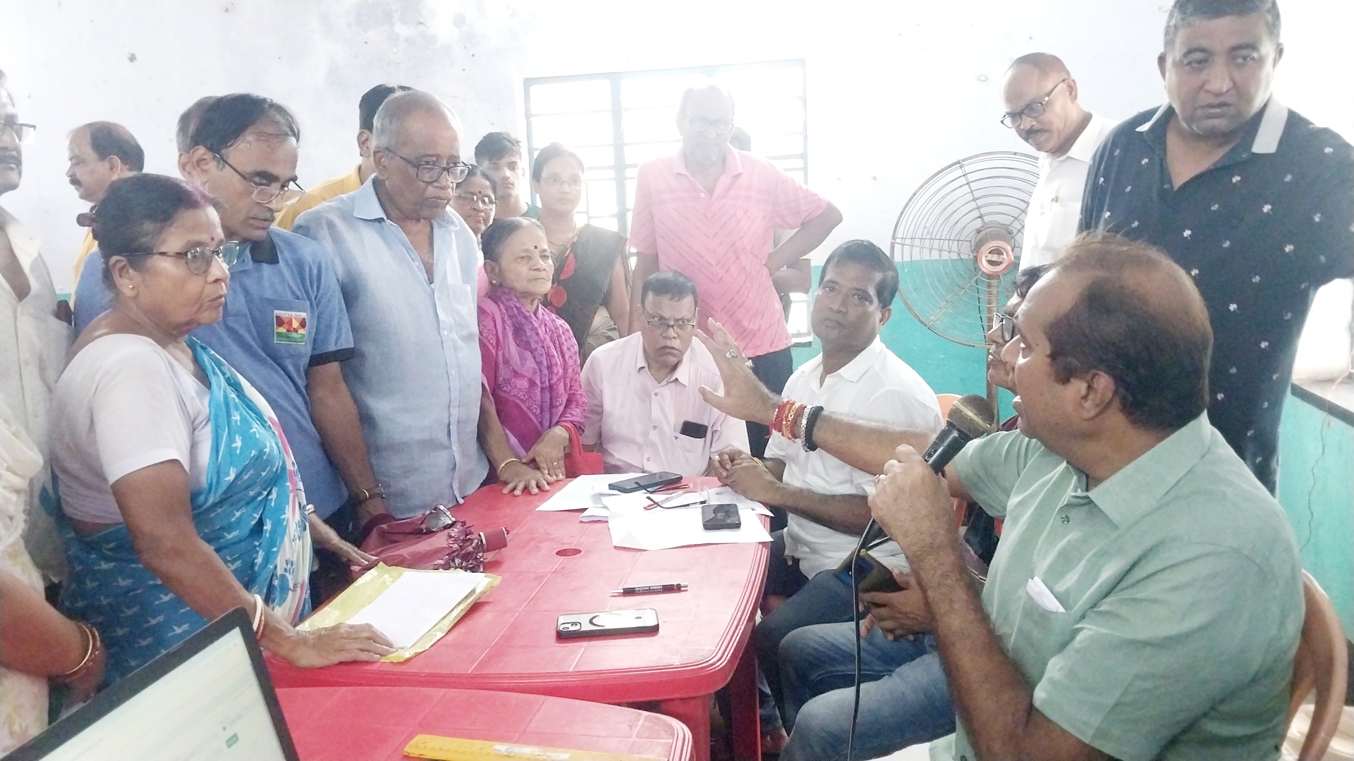 कैंप में लोगों की समस्या सुनते रिषड़ा के चेयरमैन विजय सागर मिश्रा