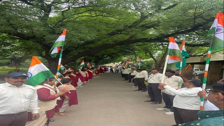 महाराज बाड़ा व हजीरा क्षेत्र में रैली निकालकर दिया तिरंगा लहराने का संदेश