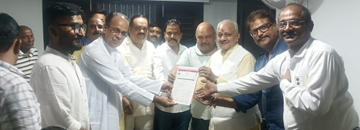 पश्चिमी उत्तर प्रदेश संयुक्त उद्योग व्यापार मंडल की बैठक में मनोनयन पत्र देते प्रदेश अध्यक्ष।