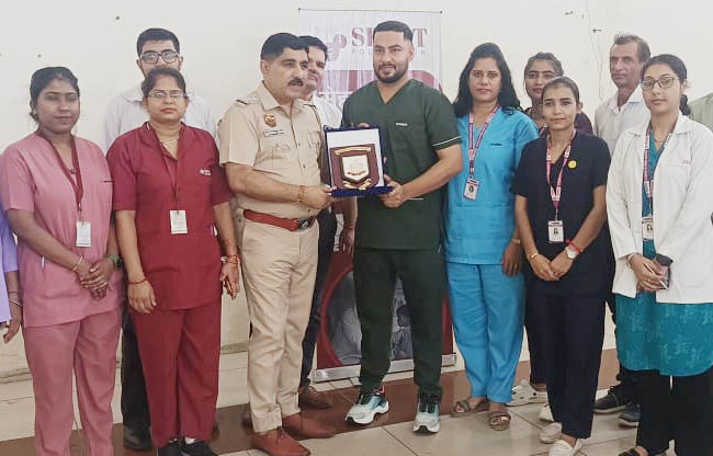 सोनीपत: चिकित्सकों को सम्मानित करते हुए पुलिस अधिकारी सोनीपत: चिकित्सकों को सम्मानित करते हुए पुलिस अधिकारी