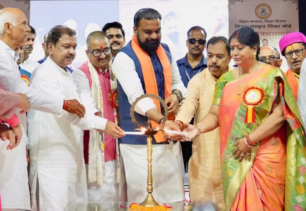 संस्कृत दिवस समारोह का आयोजन मौके पर पोर्टल का उद्धाटन करते सम्राट चौधरी और दिलीप जयसवाल संस्कृत दिवस समारोह का आयोजन मौके पर पोर्टल का उद्धाटन करते सम्राट चौधरी और दिलीप जयसवाल